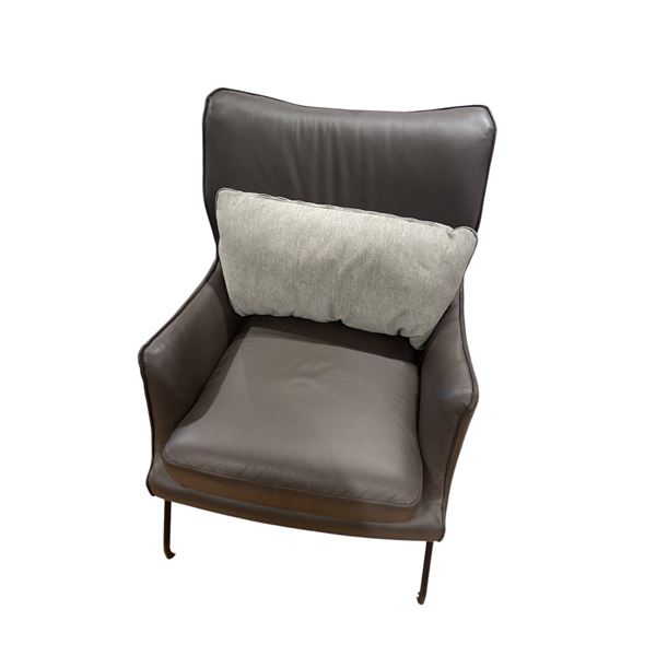 Contemporary Leather Lounge Chair w/ Pillow