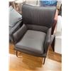 Image 2 : Contemporary Leather Lounge Chair w/ Pillow
