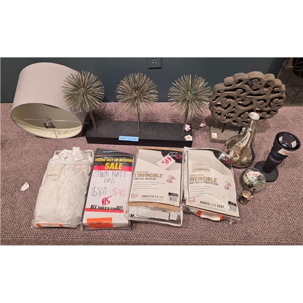 Sandy's - Assorted Home Decor and Bedding Accessories Items - RV: 500+ CAD