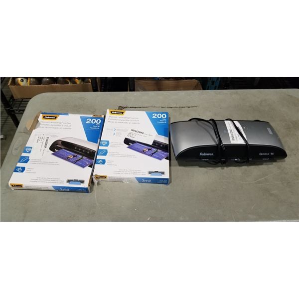 FELLOWES LAMINTOR AND 2 PACKS OF LAMINATING POUCHES