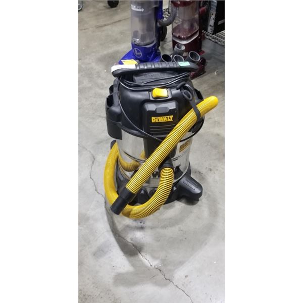 DEWALT STAINLESS 10 GALLON WET DRY SHOP VAC WORKING