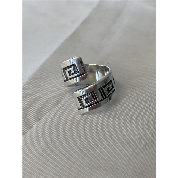 SOLID STERLING SILVER OMEGA DESIGN RING MARKED 925 SIZE 8.5
