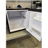 Image 2 : INSIGNIA COUNTERTOP REFRIGERATOR WORKING