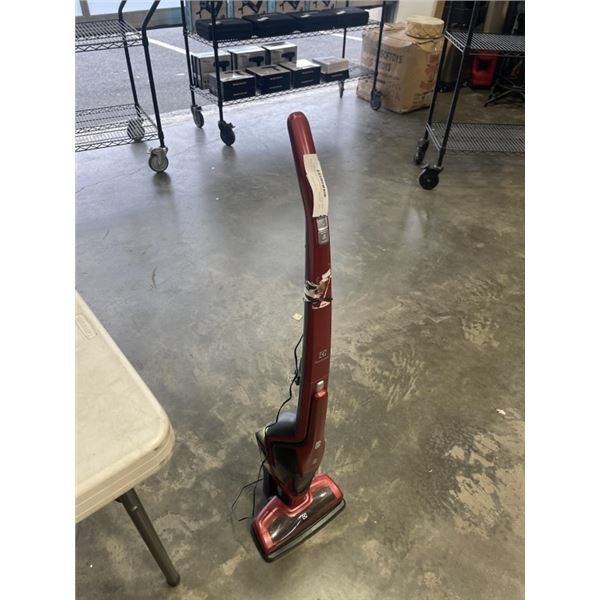 ELECTROLUX CORDLESS 2-IN-1 VACUUM WITH CHARGER WORKING