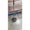 Image 4 : MODERN BLACK AND GOLD FLOOR LAMP