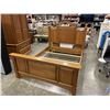 Image 7 : WOOD QUEENSIZE BEDFRAME W/ BOX SPRING