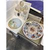 Image 2 : 21 VINTAGE COLLECTIBLE COLLECTOR PLATES