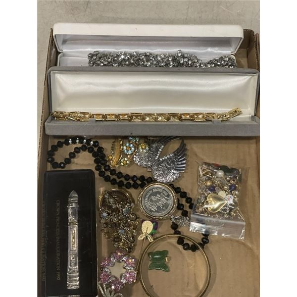TRAY OF JEWELLERY
