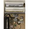 Image 1 : TRAY OF JEWELLERY