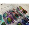 Image 5 : 18 Pairs of Childrens Sunglasses Multiple Colours
