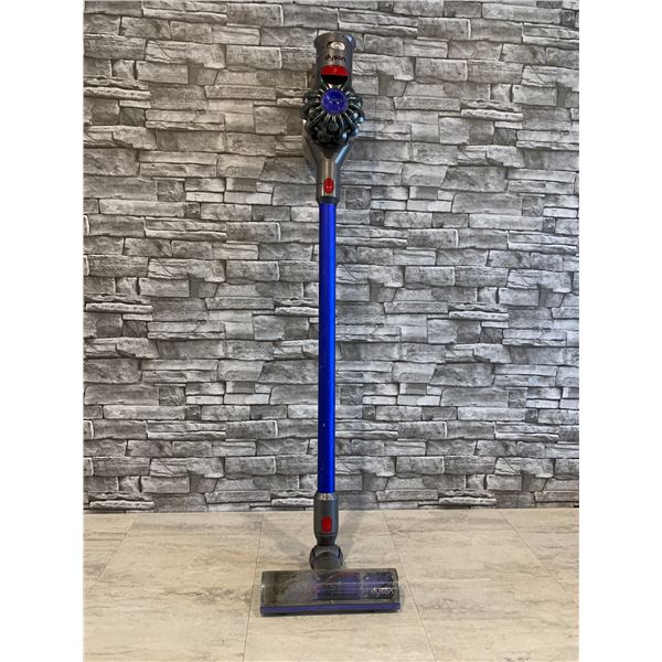 Dyson V7 Complete Cordless Vacuum Cleaner