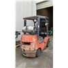Image 3 : TOYOTA 7FGCU25 FORKLIFT (PROPANE) - 3 STAGE MAST, STANDARD FORKS, SIDE SHIFT, SOLID TIRES,