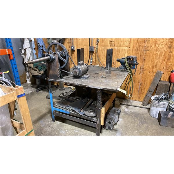 1" THICK TOP METAL SHOP TABLE WITH BENCH VISE, ELECTRIC MOTOR, ROLLER SYSTEM & ASSORTED SCRAP METAL