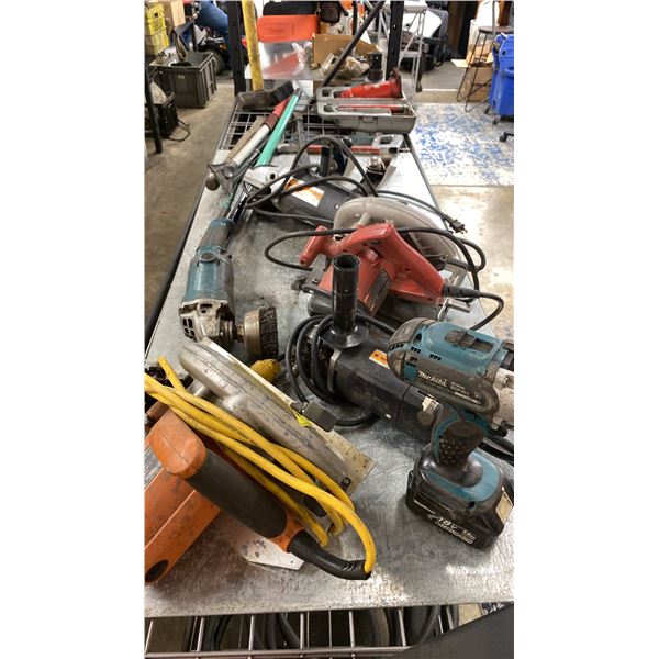 SHELF OF ASSORTED POWER TOOLS AND HAND TOOLS