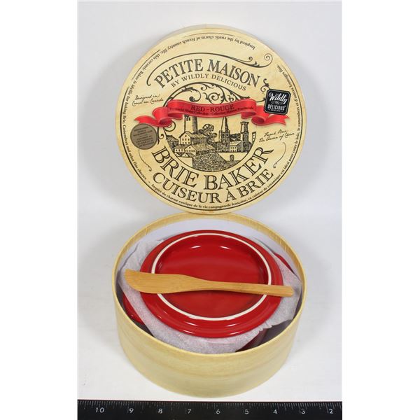 NEW IN BOX PETITE MAISON CERAMIC BRIE BAKER