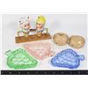 Image 1 : ASSORTMENT OF TABLE ACCESSORIES