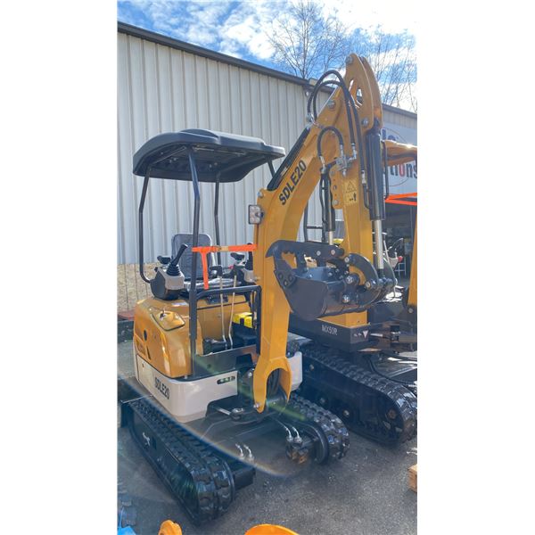 SDLANCH SDLE20 YELLOW DIESEL POWERED RUBBER TRACK MINI EXCAVATOR WITH ATTACHED