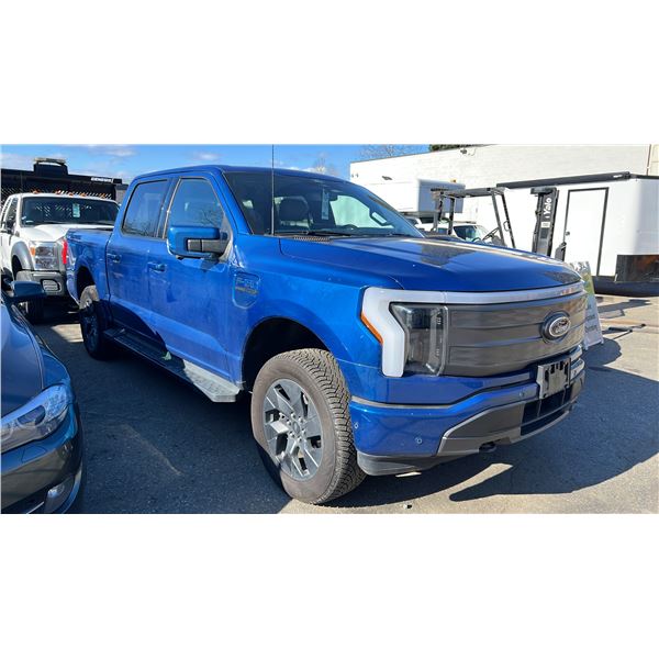 2022 FORD F-150 LARIAT LIGHTNING, 4DR CREW CAB PU, BLUE, VIN 1FT6W1EV1NWG11386,