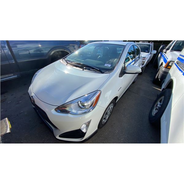 2017 TOYOTA PRIUS C, 4DR HATCHBACK, WHITE VIN JTDKDTB33H1597673,