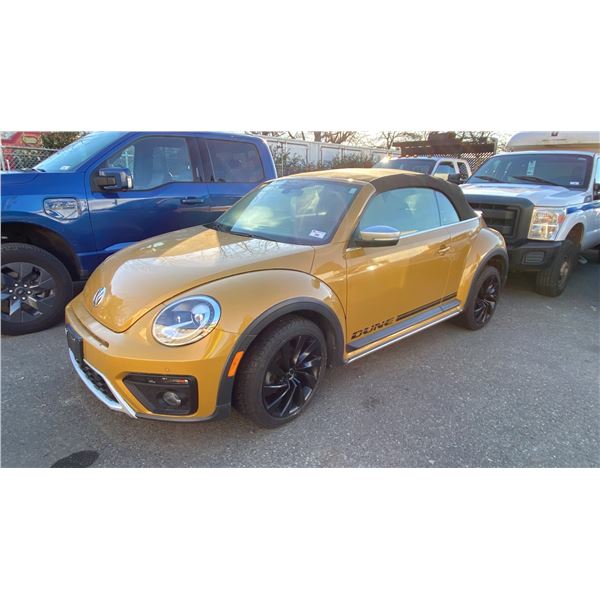 2017 VOLKSWAGEN BEETLE DUNE, 2DR CONVERTIBLE, GOLD, VIN 3VWT17AT3HM806996,