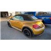 Image 2 : 2017 VOLKSWAGEN BEETLE DUNE, 2DR CONVERTIBLE, GOLD, VIN 3VWT17AT3HM806996,