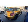 Image 3 : 2017 VOLKSWAGEN BEETLE DUNE, 2DR CONVERTIBLE, GOLD, VIN 3VWT17AT3HM806996,