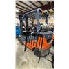 Image 2 : TOYOTA FORKLIFT, ORANGE, VIN L88601511, MISSING ID PLATE, HAS 6' FORKS,