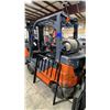 Image 2 : TOYOTA 8FGCU25 FORKLIFT, ORANGE, VIN C8302,