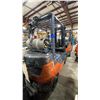 Image 3 : TOYOTA 8FGCU25 FORKLIFT, ORANGE, VIN C8302,