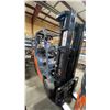 Image 4 : TOYOTA 8FGCU25 FORKLIFT, ORANGE, VIN C8302,