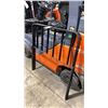 Image 7 : TOYOTA 8FGCU25 FORKLIFT, ORANGE, VIN C8302,