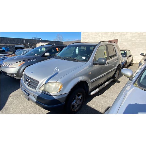 1999 MERCEDES ML320, 4DRSW, GREY, VIN 4JGAB54E3XA087622,