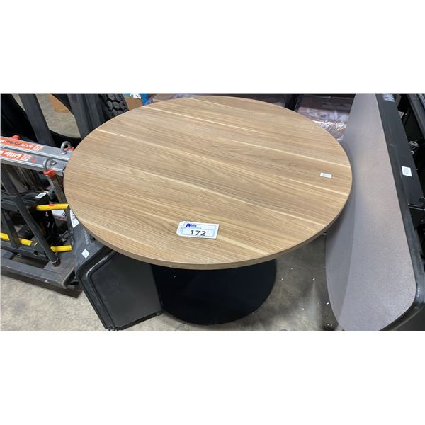 ROUND TABLE WITH WOOD FINISH AND METAL BASE