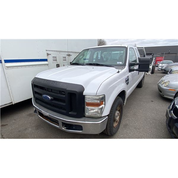 2008 FORD F250 XL SUPERDUTY, 4DR CREW CAB, WHITE, VIN 1FTSX20528EA59528,