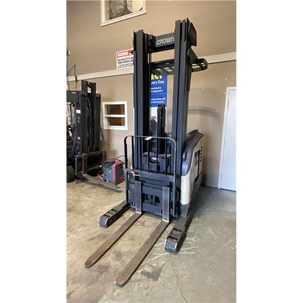 CROWN ORDER PICKER, BEIGE, VIN 1A22184,