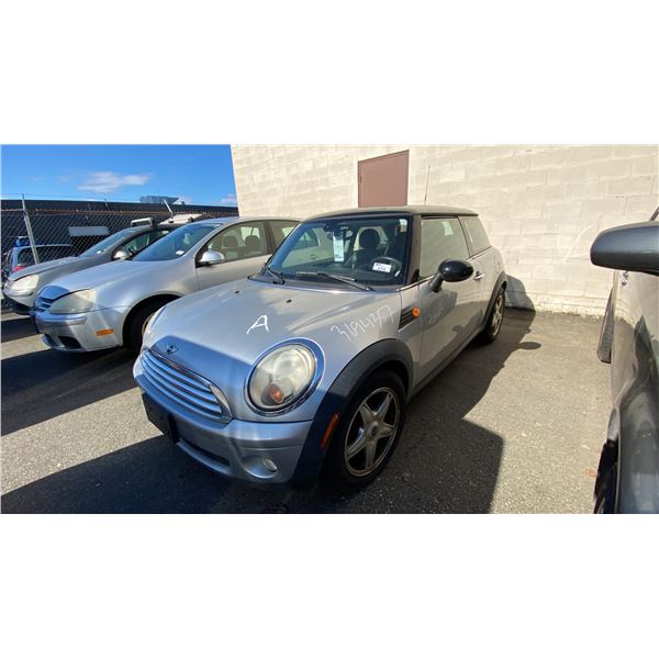 2008 MINI COOPER, 2DR HATCHBACK GREY VIN WMWMF33578TU65634,