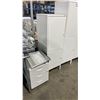 Image 2 : ASSORTED WHITE METAL CABINETS WITH ADJUSTABLE SHELVES