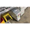 Image 1 : RUBBERMAID MOBILE INDUSTRIAL BIN WITH SCOOP