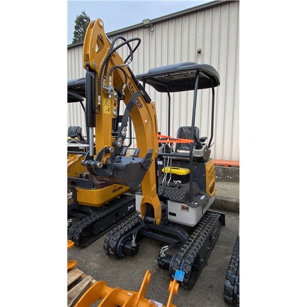 SDLANCH SDLE18P YELLOW GAS POWERED RUBBER TRACK MINI EXCAVATOR WITH ATTACHED