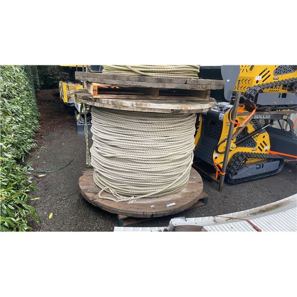 LARGE WOODEN REEL OF INDUSTRIAL DOUBLE BRAIDED RIGGING ROPE