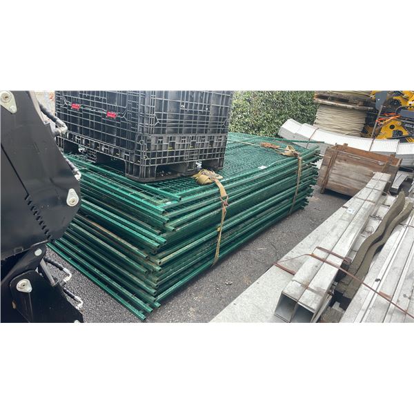 30 GREEN METAL 114"W X 71"H INDUSTRIAL JOB SITE FENCING WITH FEET *PALLET CRATE NOT INCLUDED*