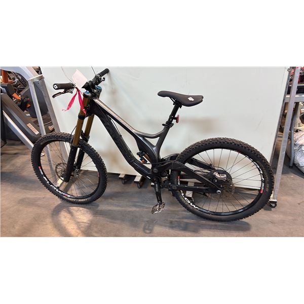 GREY/BLACK DEVINCI MONOQUE CARBON 11-SPEED FULL-SUSPENSION MOUNTAIN BIKE