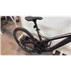 Image 3 : GREY/BLACK DEVINCI MONOQUE CARBON 11-SPEED FULL-SUSPENSION MOUNTAIN BIKE