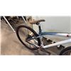 Image 3 : BLUE/WHITE NO NAME SINGLE-SPEED BIKE
