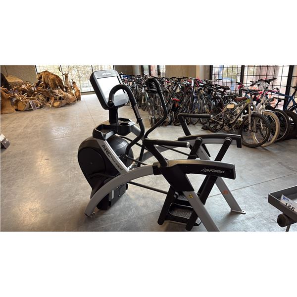 LIFE FITNESS ARC TRAINER LOW-IMPACT EQUIPMENT