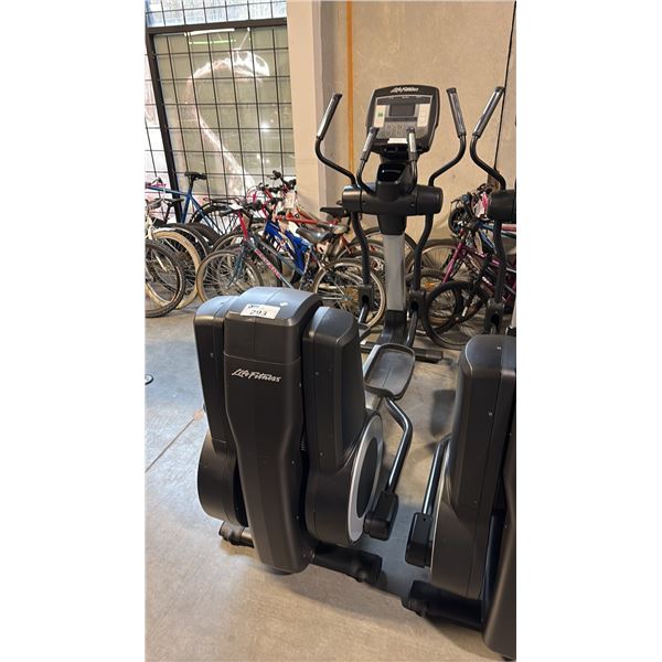 LIFE FITNESS 95XS COMMERCIAL-GRADE ELLIPTICAL TRAINER