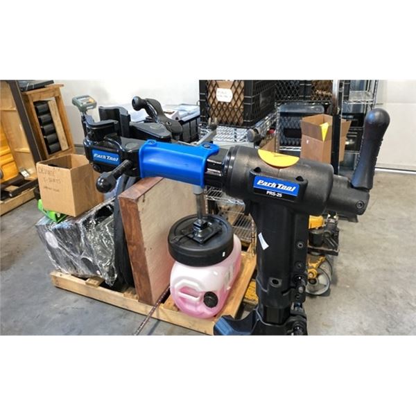 PARK TOOL PRS-25 PROFESSIONAL-GRADE, SINGLE-ARM, HEAVY-DUTY BICYCLE REPAIR STAND