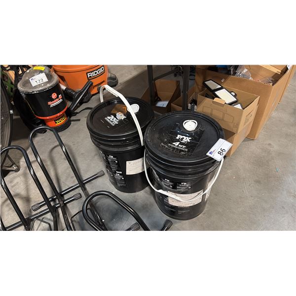 2 BUCKETS USED SUSPENSION FLUIDS FOX 4WT AND 20WT GOLD