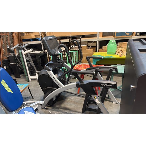 LIFE FITNESS ARC TRAINER LOW-IMPACT EQUIPMENT