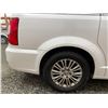 Image 27 : PARKSVILLE - 2014 CHRYSLER TOWN AND COUNTRY WHITE  235345 KMS - D231156